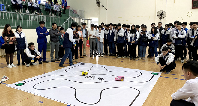 Học sinh Trường THPT Chuyên Nguyễn Tất Thành trình diễn mô hình xe tự hành và xe vượt mê cung.