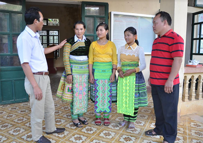 Lãnh đạo huyện Trạm Tấu trao đổi với đảng viên xã Xà Hồ về công tác cán bộ.