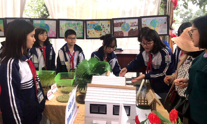 Các em học sinh Trường THCS Lê Hồng Phong, thành phố Yên Bái giới thiệu sản phẩm 