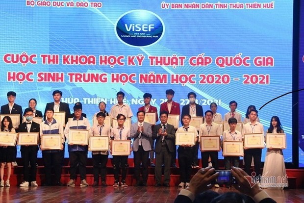 Vụ trưởng Vụ Giáo dục Trung học thuộc Bộ Giaos dục và Đào Tạo Nguyễn Xuân Thành và Phó Chủ tịch UBND tỉnh Thừa Thiên-Huế Nguyễn Thanh Bình trao bằng khen cho 12 dự án giành giải Nhất Cuộc thi Khoa học kỹ thuật cấp quốc gia năm học 2020-2021.