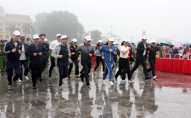 Provincial leaders and local people run in response to the campaign “All people do exercises following the example of great Uncle Ho” during 2021-2030 and the Olympic Day Run for Public Health in 2021.