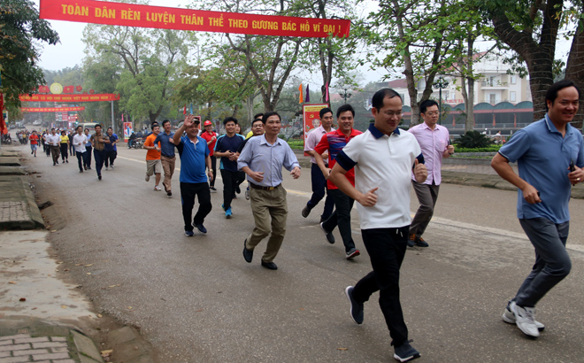 Người dân Văn Yên hưởng ứng chạy olympic