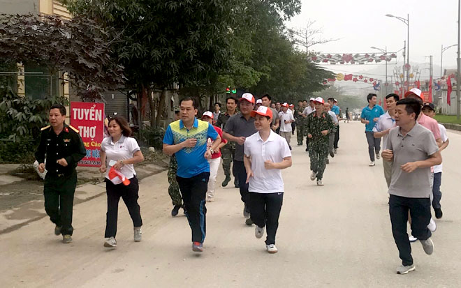 Các đồng chí lãnh đạo huyện và đông đảo nhân dân tham gia chạy hưởng ứng ngày chạy Olympic vì sức khỏe toàn dân.