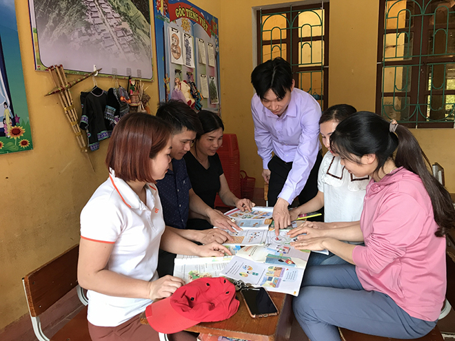 Các thầy cô giáo ở Trường PTDT bán trú Xà Hồ trao đổi về nội dung sách giáo khoa mới.