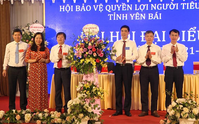 Lãnh đạo Sở Công Thương tặng hoa chúc mừng Đại hội