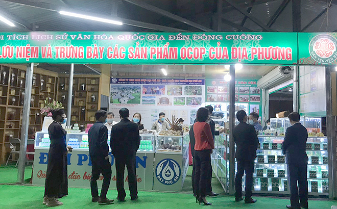The newly-launched stall of OCOP products catches visitors’ eyes.