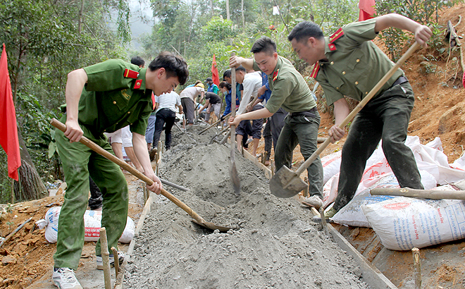 Young people in Tram Tau join a groundbreaking ceremony for a road leading to school for students in Cang Dong village of Pa Hu commune./.
