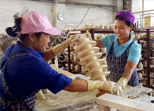 Since the beginning of 2021, workers at the Hoang Lien Son technical ceramic JSC have worked speedily to fill export orders.