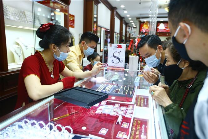 Công ty Vàng bạc Đá quý Sài Gòn niêm yết giá vàng SJC tại thị trường Hà Nội ở mức 55,9 - 56,32 triệu đồng/lượng.