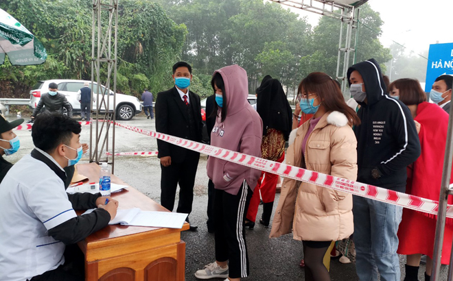 Lực lượng chức năng tiến hành khai báo y tế cho người dân đi từ các địa phương khác về Yên Bái tại nút giao IC-12 Cao tốc Nội Bài -Lào Cai.