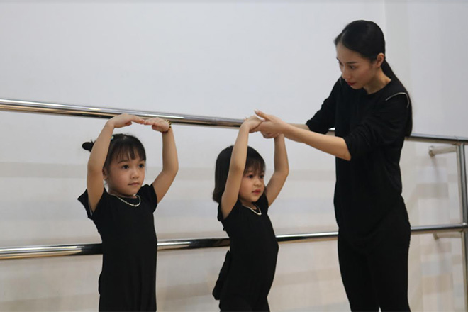 Chị Ngô Thị Hương Quỳnh uốn nắn từng động tác múa cơ bản cho các em nhỏ.
