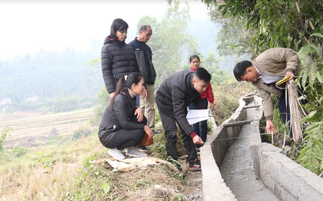 Cán bộ Dự án và người dân kiểm tra tiểu dự án mương dẫn nước tại thôn Bản Khun, xã Hồng Ca, huyện Trấn Yên.