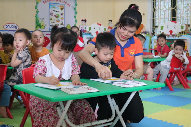Cô giáo Nguyễn Thị Thùy Dương hướng dẫn các bé nhận biết màu sắc và tập tô.