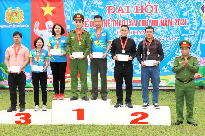 Đại tá Nguyễn Hữu Biên - Phó Giám đốc Công an tỉnh trao huy chương cho các vận động viên đạt thành tích cao.