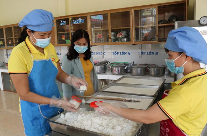 Cán bộ quản lý Trường Mầm non Yên Thịnh, thành phố Yên Bái kiểm tra, lấy mẫu lưu thực phẩm trước khi chia suất ăn cho từng lớp.