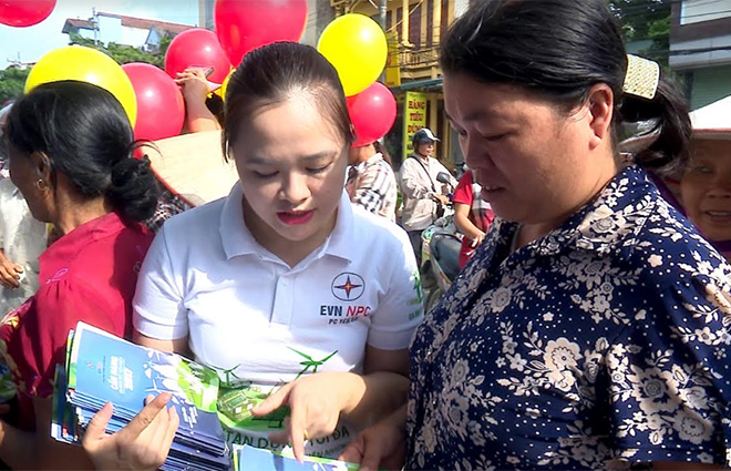 Cán bộ Công ty Điện lực Yên Bái phát tờ rơi tuyên truyền người dân về việc tiết kiệm sử dụng điện.