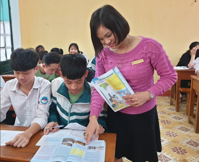 Cô giáo Đoàn Thị Nhung - Trường THPT Hồng Quang ôn luyện cho học sinh lớp 12.