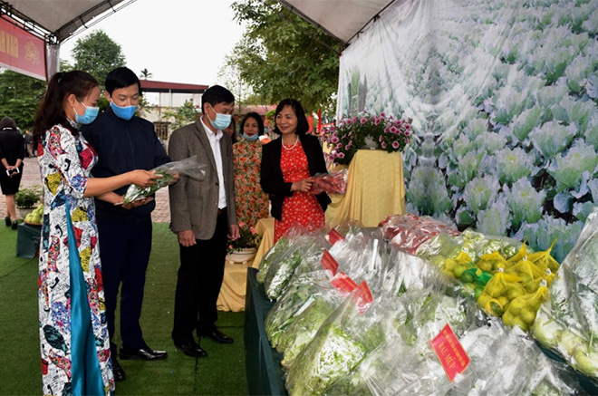 Gian trưng bày sản phẩm nông nghiệp an toàn của xã Tuy Lộc.