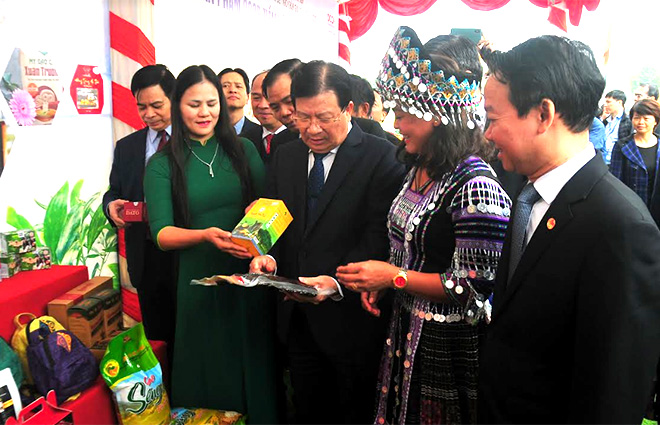 Phó Thủ tướng Chính phủ Trịnh Đình Dũng cùng Bí thư Tỉnh ủy Đỗ Đức Duy tham quan gian trưng bày các sản phẩm OCOP của tỉnh.
