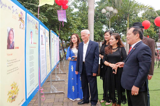 Các đại biểu tham quan triển lãm tranh thơ tại Ngày thơ Việt Nam lần thứ XVIII, Nguyên tiêu Tân Sửu 2021. (Ảnh: Tuấn Vũ)