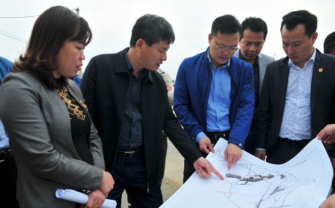 Đồng chí Ngô Hạnh Phúc – Phó Chủ tịch UBND tỉnh kiểm tra các quỹ đất tại thị xã Nghĩa Lộ
