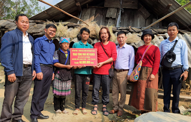 Nhà báo Trường Nguyễn - chủ kênh VietNam Today cùng lãnh đạo Sở Văn hóa - Thể thao và Du lịch trao hỗ trợ cho gia đình bà Vàng Thị Bầu.