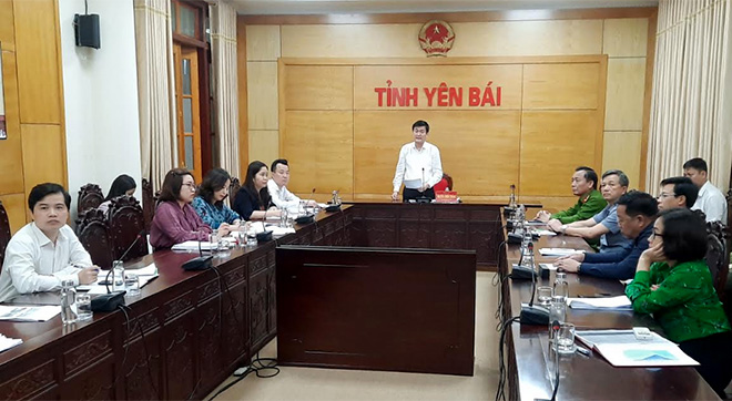 Vice Chairman of the provincial People’s Committee Nguyen Chien Thang speaks at an online meeting reviewing the local administration work regarding foreign NGOs in 2020.