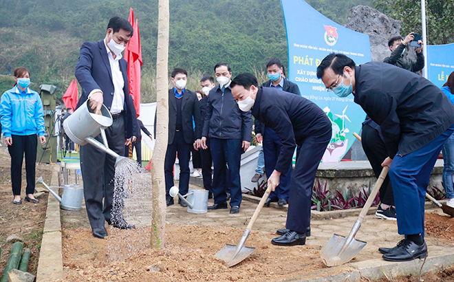 Delegates plant trees at the Lung Lo Pass national relic site.