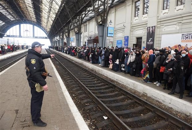 Người dân chờ tàu tới Ba Lan tại nhà ga thành phố Lviv (Ukraine) ngày 26/2/2022.