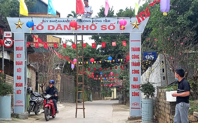 Người dân tổ dân phố số 5, phường Đồng Tâm, thành phố Yên Bái tham gia trang trí cổng chào Nhà văn hóa của tổ.
