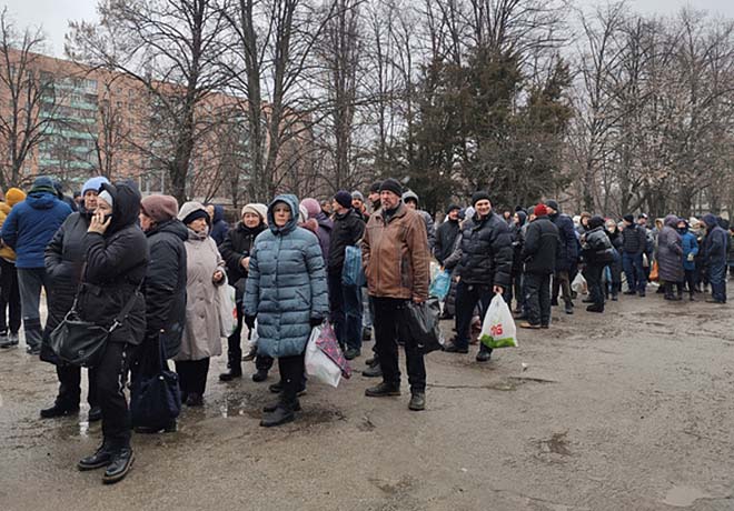 Cán bộ Đại sứ quán Việt Nam hỗ trợ công dân sơ tán tại Lviv, Ukraine