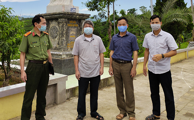 Cán bộ Công an huyện Văn Yên cùng chính quyền địa phương tuyên truyền, vận động các chức sắc tôn giáo tích cực tham gia hưởng ứng các phong trào thi đua yêu nước tại địa phương. Ảnh: Lê Phiên