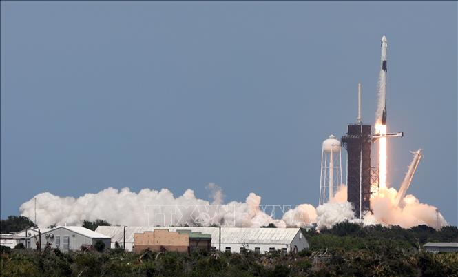 Tên lửa đẩy Falcon 9 mang theo tàu vũ trụ Crew Dragon của Tập đoàn SpaceX rời bệ phóng tại Trung tâm vũ trụ Kennedy ở Florida, Mỹ ngày 30/5/2020. Ảnh tư liệu