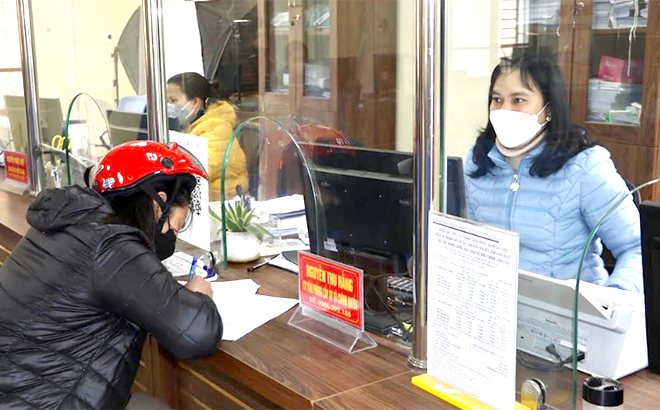 Người dân đến giao dịch tại Bộ phận Phục vụ hành chính công huyện Trấn Yên.