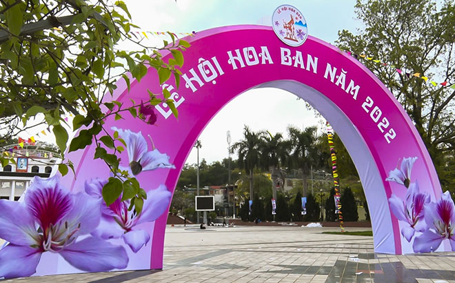 Cổng chào vào khu vực sân khấu - nơi diễn ra chương trình khai mạc Lễ hội Hoa ban tỉnh Điện Biên năm 2022.