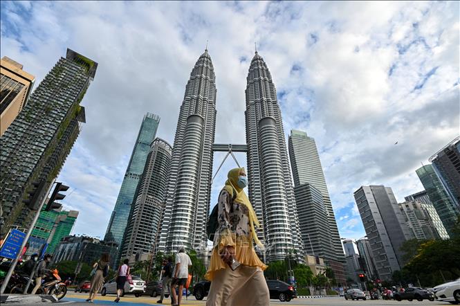 Người dân đeo khẩu trang phòng lây nhiễm Covid-19 tại Kuala Lumpur, Malaysia.