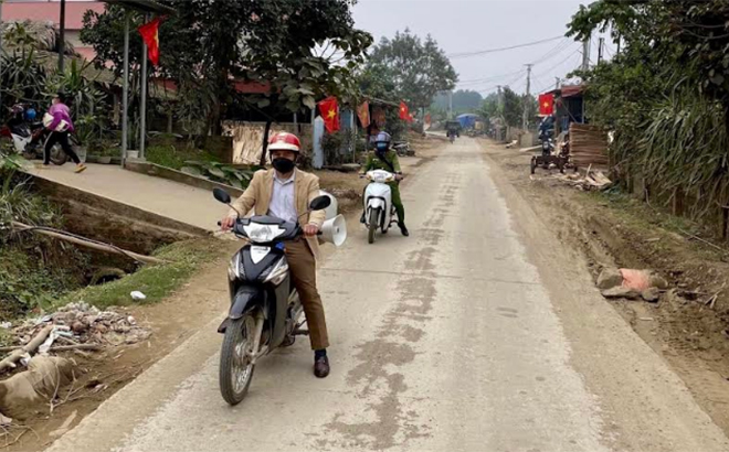 Tổ tuyên truyền lưu động xã Châu Quế Hạ, huyện Văn Yên tuyên truyền về thực hiện việc cưới, việc tang và các biện pháp phòng, chống dịch Covid-19.