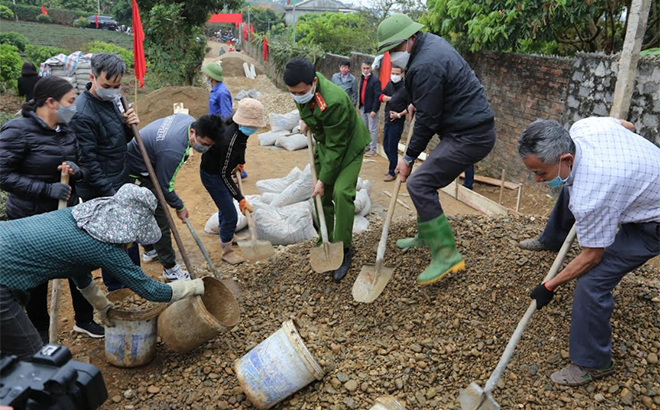 Lãnh đạo thị xã Nghĩa Lộ tham gia làm đường giao thông nông thôn trong “Ngày thứ Bảy cùng dân” tại xã Nghĩa Lộ.