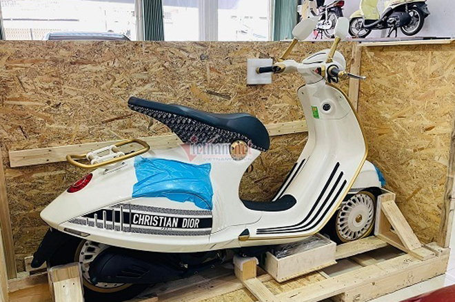 Chiếc xe ga  Vespa 946 Christian Dior giá hơn 1 tỷ đồng.