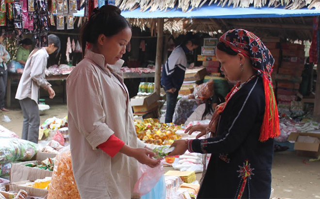 Hàng hóa do Việt Nam sản xuất luôn được người dân vùng cao tin tưởng, chọn lựa khi mua sắm.