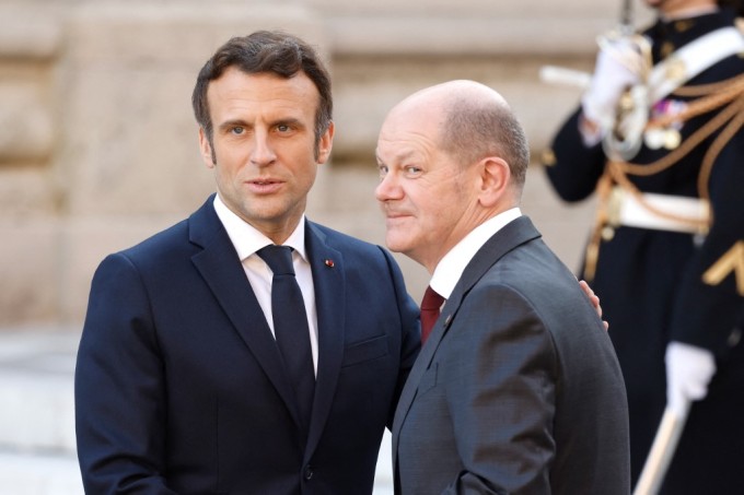 Tổng thống Pháp Emmanuel Macron (trái) và Thủ tướng Đức Olaf Scholz tại hội nghị thượng đỉnh EU ở Versailles, Pháp ngày 10/3.