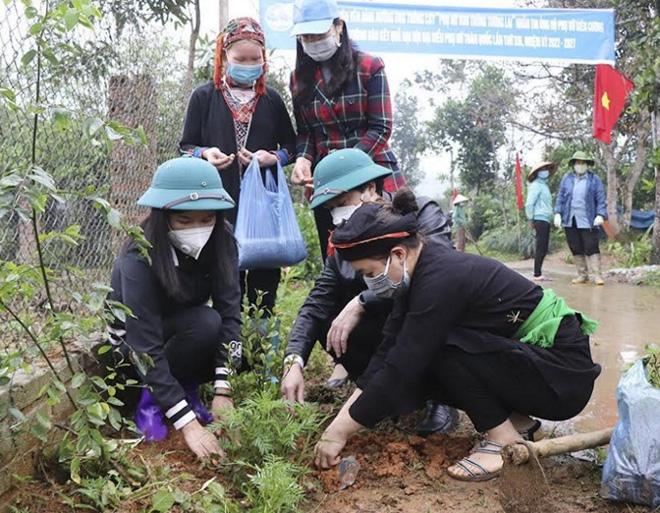 Lãnh đạo Hội LHPN tỉnh và lãnh đạo huyện Yên Bình tham gia trồng cây.
