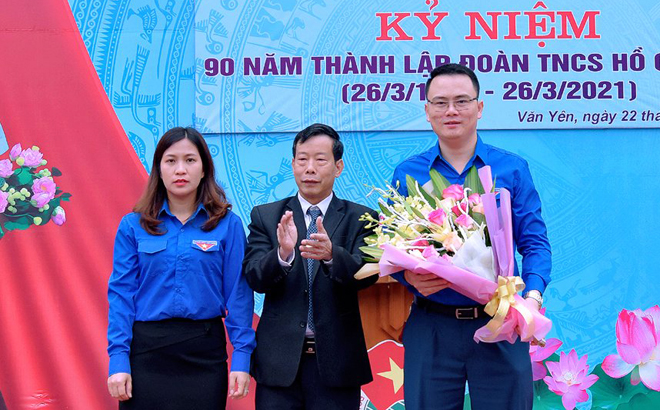 Thầy giáo Hà Hữu Thành (ngoài cùng bên phải) vinh dự là 1 trong 94 cá nhân cán bộ Đoàn tiêu biểu toàn quốc đạt Giải thưởng Lý Tự Trọng năm 2022.