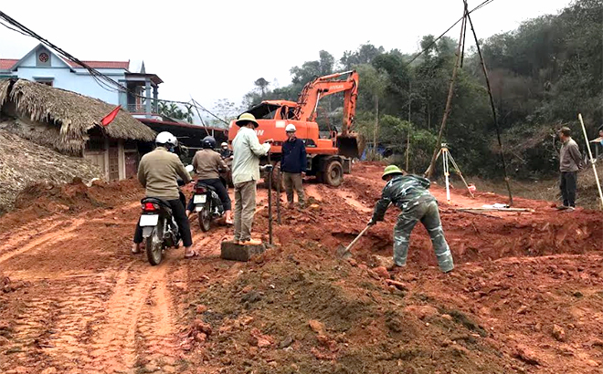 Người dân hiến đất mở đường liên xã Tân Lĩnh - Tân Lập - Phan Thanh phục vụ phát triển kinh tế - xã hội địa phương.