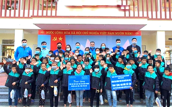 Từ nhiều nguồn kinh phí, hàng năm, hàng nghìn lượt học sinh có hoàn cảnh khó khăn trên địa bàn huyện Lục Yên được hỗ trợ, tặng quà.
