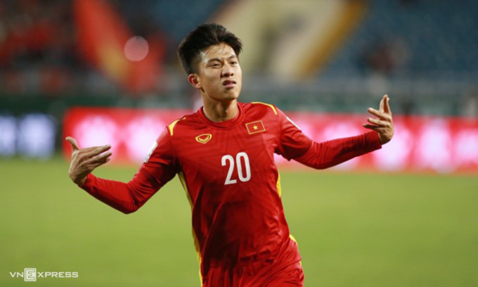 Phan Văn Đức ăn mừng khi sút xa ghi bàn, giúp Việt Nam đánh bại Trung Quốc 3-1 tại Mỹ Đình ngày 1/2.