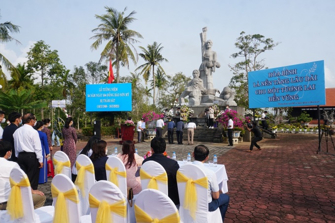 Các đại biểu dâng hương ở khu tưởng niệm.