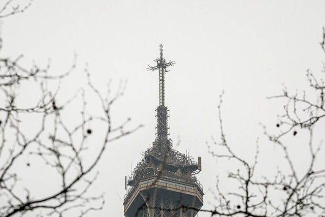 Phần ăng-ten được lắp đặt trên đỉnh Tháp Eiffel ở Paris, Pháp hôm 15/3.