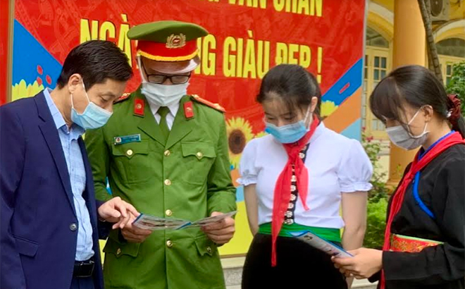 Cán bộ, chiến sĩ Công an huyện Văn Chấn tuyên truyền kiến thức pháp luật cho người dân.