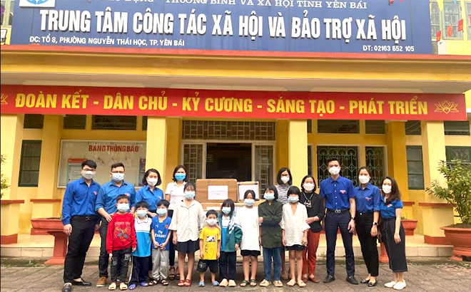 Các đoàn viên, thanh niên Chi đoàn Báo Yên Bái tặng quà cho các em nhỏ mồ côi, bị bỏ rơi có hoàn cảnh đặc biệt tại Trung tâm Công tác xã hội và Bảo trợ xã hội tỉnh.